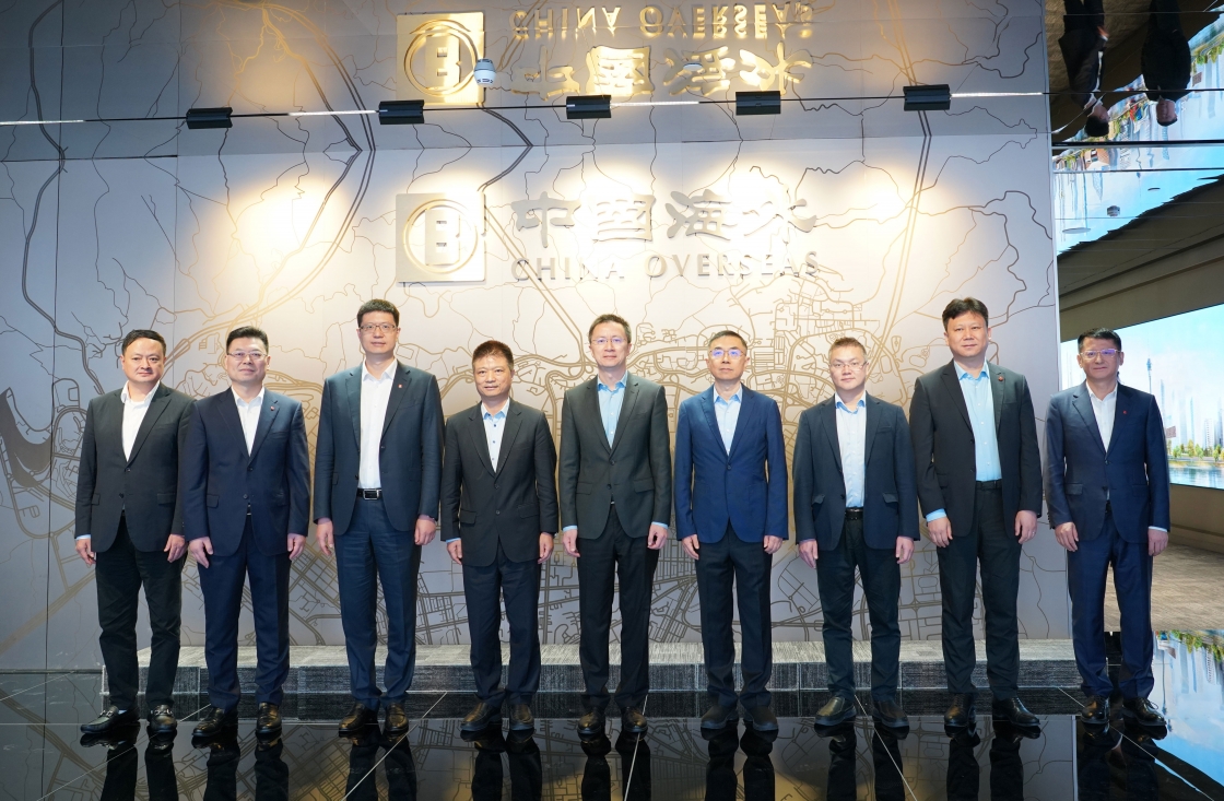 皇冠体育集团董事长颜开国与深圳市南山区委书记黄湘岳谈判
