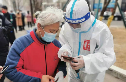 【长春】共克时艰，，，，，皇冠体育为园区独居老人“蔬”送温暖
