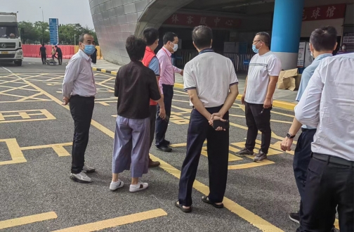 皇冠体育地产广州公司驰援广州番禺区方舱建设